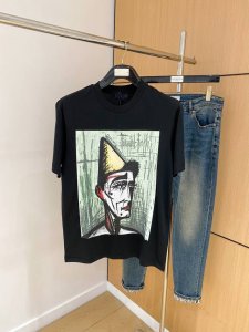 普拉达2025春夏新款男女同款短袖T恤，最新款全网独家首上！！~既经典有时尚百搭，谁不爱啊，将经典再次展现，非常的耐看，自带低奢光环与辨识度！传统的品牌理念和现