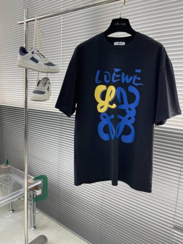 Loew 印花色彩流苏标识短袖T恤 290G定制纯棉活性棉 面料透气舒适易清洗 正面刺绣流苏标识，标识的末端留出长线，形成飘逸的流苏效果，刺绣的主体内容 、图案