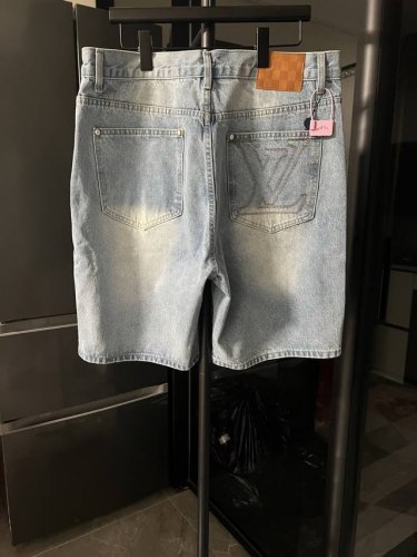 高端复刻 Louis Vuitton 路易威登 1V 25Fw 路易威登后腰口袋绣花牛仔短裤 蓝色 原版购入开发，面料采用7S*7S斜纹全棉牛仔布，纬纱采用紧密