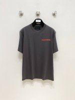 普拉达穿打底都是首选 高定面料纯棉面料！2025春夏新品短袖时尚经典圆领短袖时尚单品设计，更加时尚舒适，高标准定制，上身非常有型，胸前品牌经典Logo 图案 客