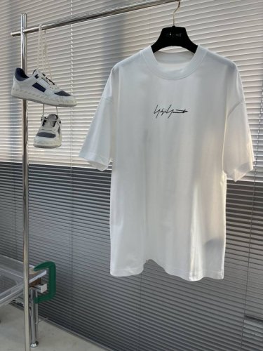 Y-3 Yamamoto山本耀司20年周年纪念款，独特的胶印 圆标设计。。圆领胸前签名设计理念非常鲜明，简单却着实让人感到惊艳，艺术家引以为豪的作品，上身很好看