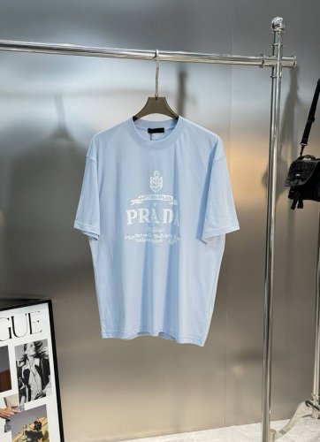 prad*普拉-达新款T恤.25S男女同款！胸前高清3D字母立体印花设计.经典prada.质感搭配都是不同凡响！质感极好舒适又透气.让人过目难忘！新款面料230
