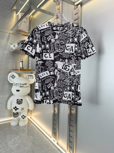 Dolce & Gabbana 杜班嘉纳 独家专供新款原单男士休闲翻领短袖 高端定制 高版本 时尚百搭爆款进口丝光棉面料 胸前Logo图案设计 手感超柔软细腻