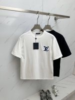 Lv 2025Ss夏季最新品 专柜同步有售 原单狠货 时尚休闲圆领短袖T恤 上身舒适 吸睛而有亮点 采用进口原版面料 顶级3D数码印花工艺字母图案Logo 简单