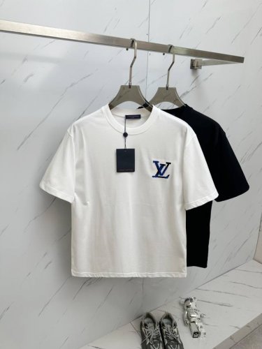 Lv 2025Ss夏季最新品 专柜同步有售 原单狠货 时尚休闲圆领短袖T恤 上身舒适 吸睛而有亮点 采用进口原版面料 顶级3D数码印花工艺字母图案Logo 简单
