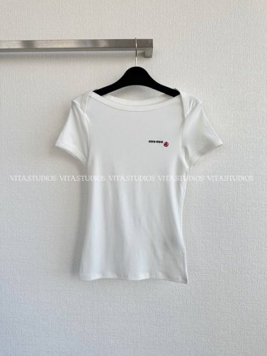 爆款少量现货 刺绣边短袖T恤 选用100%棉进口面料，软绵绵的，非常优越的亲肤柔滑，直接把舒适提升好几个Level，简约基础版型，显瘦遮肉，百搭单品，薄如蝉翼，