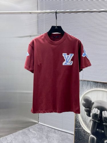 路易威登 Lv 2025新款 圆领 短袖 T恤 ，高端版本！专柜定制面料 透气舒适度高，细节无可挑剔，品牌元素设计理念，体现高品质。手感细腻柔软！呈现休闲裁剪，