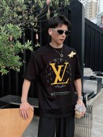 Lv 2025春夏新款首发专柜最新款短袖圆领T恤 高端订制 设计前卫时尚 品牌Logo重工艺设计 高端定制丝光云朵棉面料.手感柔软.穿着舒适.专柜级别精致车线.