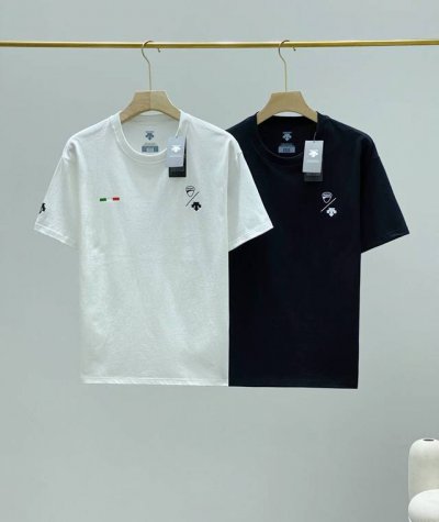 H国代购款，Descente迪桑特&杜卡迪联名款男士夏季圆领短袖T恤！！ 强力推荐，H国代购款！ 进口印花，胸口迪桑特和杜卡迪品牌标志性Logo点缀，后背联名印