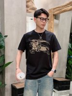 巴宝莉25Ss春夏新款首发专柜最新款短袖圆领T恤 高端订制 设计前卫时尚！品牌Logo重工艺设计 高端定制240克面料.手感柔软.穿着舒适.专柜级别精致车线.