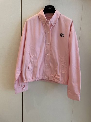 miumi*2025新品上架先行衬衫夹克外套 定制Yb斜纹全棉材质 质感舒适细腻 翻领正肩宽松先行衬衣夹克外套剪裁 蓝粉配色可选 胸前字母徽标装饰 彰显品牌格调