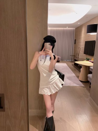 新品上新 Chane* 香奶儿 蕾丝花边翻领背心连衣裙 高级定制 Chane*小香刺绣订制纽扣Polo领背心连衣裙～～下摆拼接订制蕾丝花边 版型上身显瘦 款号：