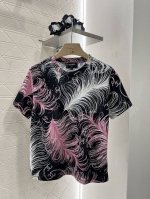 chane*2025新品上架 羽毛烫钻印花 定制Yb原生全棉材质 透气舒适 质感十足 常规T恤裁剪 凸显品牌格调 采用克重纯棉制成 垂坠感十足 呈现显瘦视觉效果