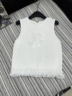 爆款现货 原单品质 Chane*｜2025中古系列花边花朵针织背心 进口面料 纯手工打造 肌理明显 质感上乘 满满的复古小香风典范 立体花朵装饰 尽显奢华的同时