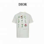 dior 迪奥 24Ss 植物标本印花短袖 这款 T 恤饰以精致的花朵印花，致敬植物之美。采用白色棉质平纹针织面料精心制作，胸前饰以绘画风格 Christian