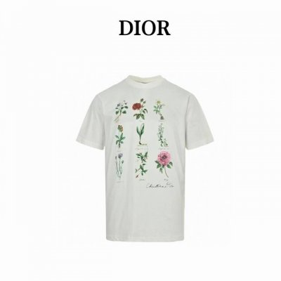 dior 迪奥 24Ss 植物标本印花短袖 这款 T 恤饰以精致的花朵印花，致敬植物之美。采用白色棉质平纹针织面料精心制作，胸前饰以绘画风格 Christian