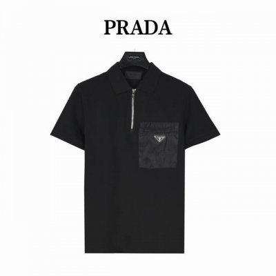 prada 普拉达 25Ss新款胸口口袋半拉链短袖polo衫 原版品质欢迎对比。1:1经典复刻，合身版型polo 衫，选用专柜优质大网眼布珠地棉面料打造，跟市场