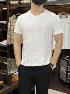 主推 Dior 25Ss新款T恤衫迪奥这款T恤是二零二五秋季男装系列新品 饰以经典的Oblique印花 采用棉质平纹针织面料精心制作 通体饰以剪线提花工艺 Ob