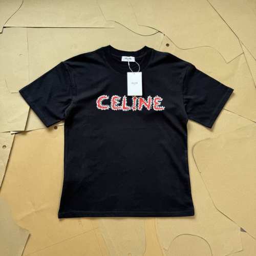 Celine赛琳 字母Logo印花圆领短袖T恤 Celine Celine 是时尚界最具影响力的品牌之一。1937年，克里斯托巴尔 巴伦西亚加在巴黎创立了这一品
