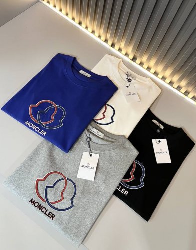moncler蒙家 2025春夏最新男女同款贸易订单短袖T恤，全品相！！网红款！采用Logo图案皮革设计！上身舒适透气，不僵硬，整体有着丰富的立体感，品质出口订