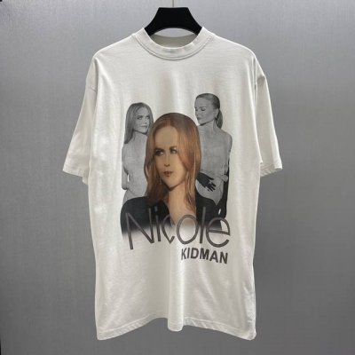 巴黎明星印花图案短T Size : S-Xl 这件灰色T恤以经典黑色为底色，沉稳大气。正面印有人物形象，。整体设计时尚又个性，既展现了明星魅力，又能让穿着者轻松