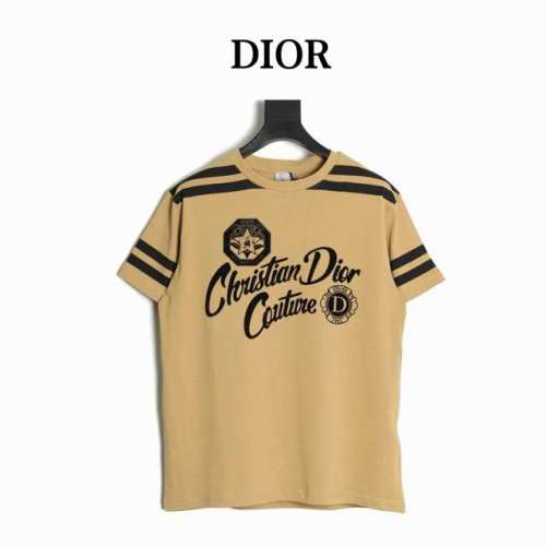 dior 迪奥 Cd 五星徽章短袖 采用黑色和卡其色棉质平纹针织面料面料制作 正面饰以植绒品牌标识徽标和Couture英文图案 背面饰以植绒“47 ”标志刺绣