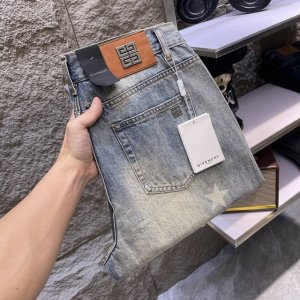 Givenchy纪梵希 宽松直筒 复古渐变牛仔裤 街头酷感必备 经典牛仔蓝搭配独特的渐变效果 颜色由深入浅的过渡自然 仿佛带着岁月的痕迹 复古感直接拉满 直筒的