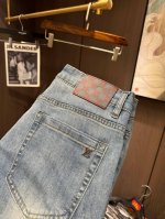 Lv25S春夏男士休闲牛仔裤.......棉质牛仔面料打造 质地柔软又不失筋骨，手感干爽有韧性 经典的标志性浮雕徽标，灵魂般的点缀 各项指标皆为上品，自然带来极
