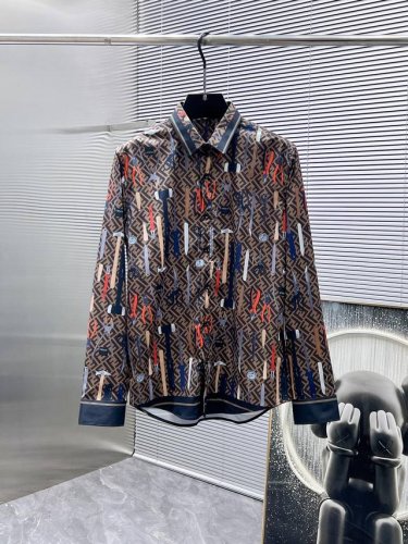 芬迪 Fendi 2025Ss新款长袖 衬衫 衬衣，高端版本！专柜定制面料 透气舒适度高，细节无可挑剔，品牌元素设计理念，体现高品质。手感细腻柔软！呈现休闲裁剪
