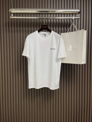 Miumiu 2025Ss胸前Logo刺绣圆领宽松美式复古短袖T恤 面料采用40支260G双纱面料，上身有型，质感无敌，绝对属于性价比极高的一款短袖T恤，舒适透
