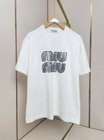 miumiu新款拉丝T恤 经典大Logo字母 拉丝与植绒边框交织在一起 无论是艺术感 高级感 全都拉满 肩部通肩压条 280克纯棉面料舒适透气 黑白双色 男女同