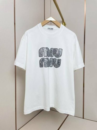 miumiu新款拉丝T恤 经典大Logo字母 拉丝与植绒边框交织在一起 无论是艺术感 高级感 全都拉满 肩部通肩压条 280克纯棉面料舒适透气 黑白双色 男女同