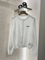 Miumi*2025新品上架 镂空针织开衫 定制Yb丝毛纱线织造 质感冰爽透气 针织开衫剪裁 通体利用镂空钩针肌理交织 勾勒出波浪菱格花纹图案 凸显穿搭高级感