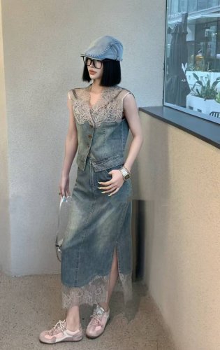 设计师款蕾丝牛仔马甲+半裙两件套 这套牛仔套装 简直是时尚密码 无袖牛仔马甲融合精致蕾丝 酷帅中透着柔美 搭配同色系牛仔裙 巧妙的细节设计 让整体造型层次感拉满