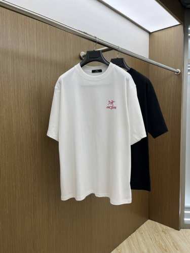 新款 Arc 2540Fw春夏新品圆领打底外穿T恤，立体感Logo微廓形半袖活性纯棉打底T恤，棉，手感面糯有骨感，柔而有韧性。工艺处理，韧性和抗皱性能得到大幅度