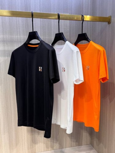 型号Hs038#，爱马家 2025春夏最新高周波H绣标男士圆领T恤衫，传统大众的基础款型，简单大方，胸前极具代表性的皇冠“H”徽标，采用高端重工的3D立体刺绣高