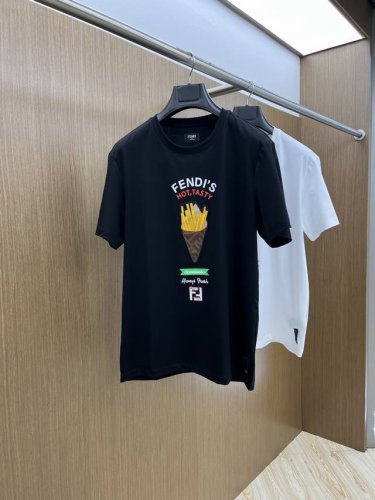 fd 高端定制 25春夏新品印花圆领打底短袖T恤，正面胸前缀饰品牌字母设计，打造男士基本款单品，为男士衣橱注入新意。采用柔软棉质双面针织长绒棉+莫代尔棉面料制成