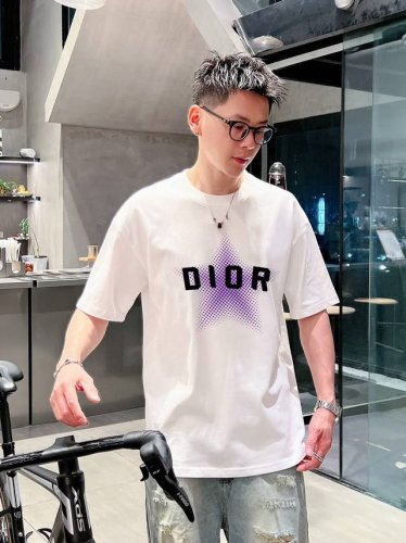 迪奥。。Dior新款字母印花双层重工短袖T桖 字母图案不管是T桖还是卫衣都是每年的爆款单品 前幅大面积印花采用大康丽数码印花机直喷 成本极高 经过多次的调试打版
