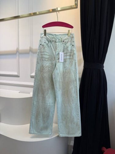 acne Studios 的新款又来啦 25Ss早春新款 一眼就被这条荧光薄荷绿涂层牛仔裤吸引住 acne Studios一贯的高品质设计 裤腿上的涂层处理 让