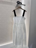 miumi*2025新品上架 刺绣花朵吊带连衣裙 定制Yb进口亚麻棉材质 肌理明显 垂顺有型 吊带背心连衣裙剪裁 通体纯白打底搭配黑色肩带形成碰撞 配色彰显千金