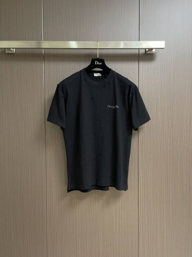 dior 破洞Logo印花短袖T恤，采用 G洗水棉，36支双纱平稳，面料舒适柔软，亲肤透气，紧密挺厚手感，四线密边，双线领山边，双针锁链底包边包线，饰以品牌字母