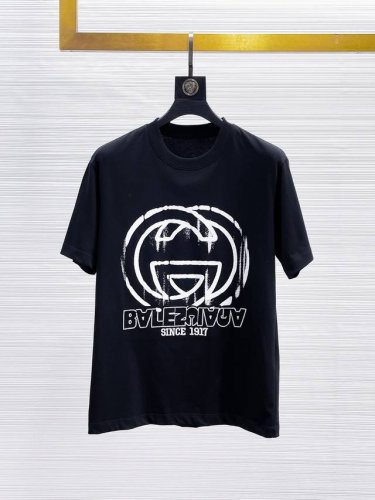 古奇 三标齐全。 2025夏季新款最新品短袖，专柜同步有售，原单狠货，时尚进口原版科技面料，上身舒适透气，原版定制五金辅料，上身帅气有型，三标齐全，推荐款，档次