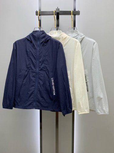 新品 Lv渠道精品.2025Ss春夏新款运动服夹克防晒服外套！防晒衣经典之余增添了与时俱进的时尚感,型男靓女的最佳选择.新型轻量绢丝纤维尼龙面料,轻盈透气,绗缝