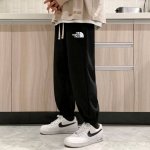 the North Face 北面Tnf经典百搭宽松卫裤束脚裤休闲裤子 ｜无敌版型｜｜男女同款｜ 面料采用超高品质华棉 最大的优点就是亲肤性跟保形性好 顶级面料