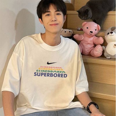 Nike 耐克夏季新款彩色印花短袖T恤 男女同款 Ins小红书叫你搭配上身 夏季新品首发 版型宽松 修饰脸型且舒适有型 近年来深受欢迎的风格 细节无敌 大方又随
