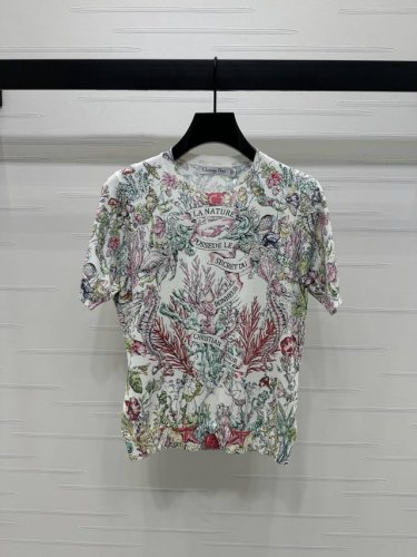 上新原单高端品质 Dio* 2025春夏最新系列 圆领印花针织短袖 定制Y B丝毛纱线材质织造 透气舒适 质感十足 螺纹领针织短袖裁剪 凸显品牌格调 呈现显瘦视