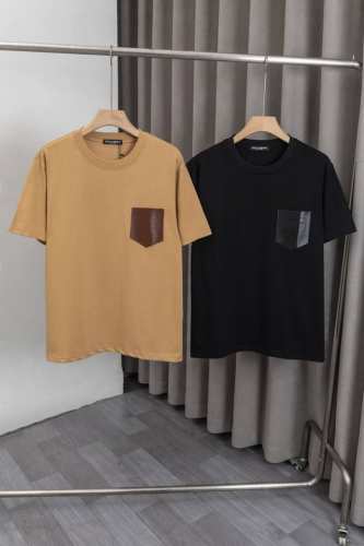 x044 D&G 杜嘉班纳 25Ss新款T恤，胸前口袋采用皮革设计工艺，采用260克双纱全棉面料，面料柔软，时尚百搭，男女同款 颜色: 棕色，黑色 ，尺码: M