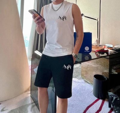 直 品牌 Amiri 2025春夏季新品背心套装 经典简约款式 任何人都可以轻松驾驶 进口定制丝光棉面料 手软舒适有型 吸汗透气 胸前经典品牌字母Logo设计