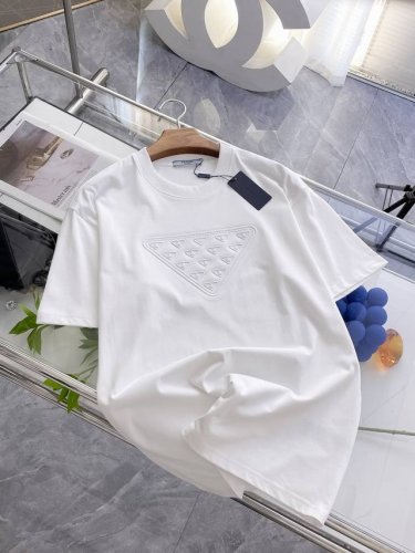 普拉达夏季新品，全新凹凸工艺，高定面料 玉蚕丝般的丝滑 时尚经典圆领短袖时尚单品设计，更加时尚舒适，高标准定制，上身非常有型，客供辅料，客供进口高档面料质感非常