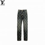 louis Vuitton 路易威登 25Ss棋盘格怀旧牛仔长裤 这款经典牛仔夹克以标志性的3D Damier为特色，其纹理提花和“Marque L.Vuitt